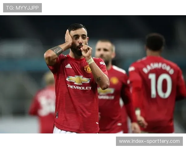 卢克·肖改打左中卫表现稳健，密集赛程下健康状况成曼联防线关键