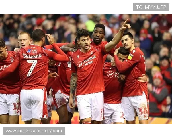 富勒姆vs诺丁汉森林雨中交锋，定位球战术成上半场决胜关键