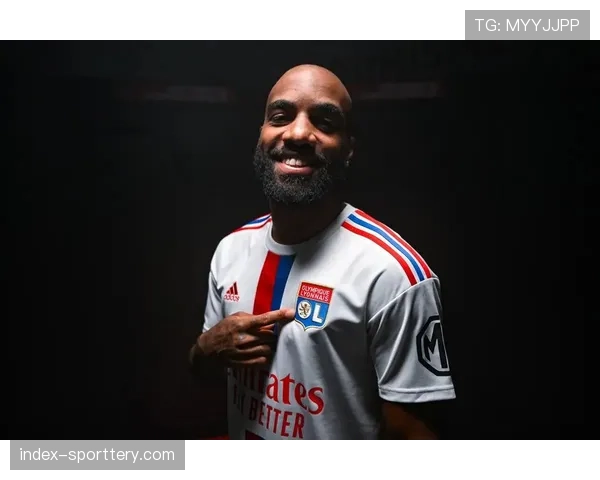 法甲补赛：里昂前锋拉卡泽特头球攻门被对方门将神勇扑出